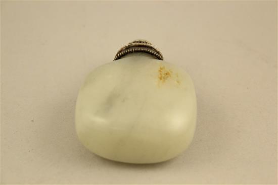 A Chinese white and grey jade pebble snuff bottle, 1800-1900, 6.1cm, white metal and agate top